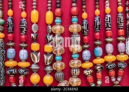 Colliers dans une boutique au Temple de Swayambhunath près de Katmandou au Népal Banque D'Images
