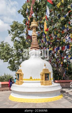 Petit stupa et drapeaux de prière colorés dans le complexe du temple de Swayambhunath près de Katmandou au Népal Banque D'Images