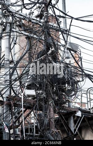 Enchevêtrement de câbles électriques à un point de distribution à Katmandou, Népal Banque D'Images