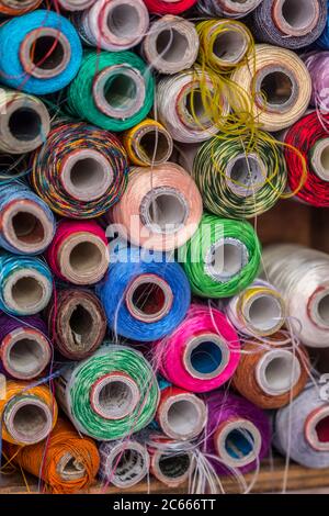 Rouleaux de coton colorés dans un magasin de t-shirt à Katmandou, Népal Banque D'Images