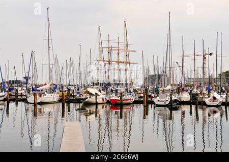 bateaux de voile dans la marina Banque D'Images
