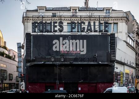 Façade de la feuille de Pigalle le jour de Paris, France Banque D'Images