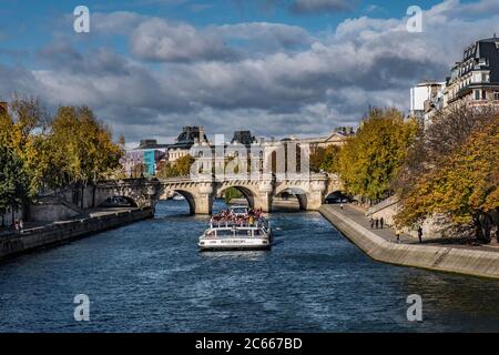 Bateau d'excursion sur la Seine à Paris, France Banque D'Images