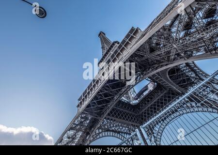 Tour Eiffel, Paris, France, vue sur la Tour Eiffel depuis un pont sur la Seine. Banque D'Images