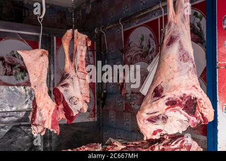 Boucherie avec viande fraîche au Maroc Banque D'Images