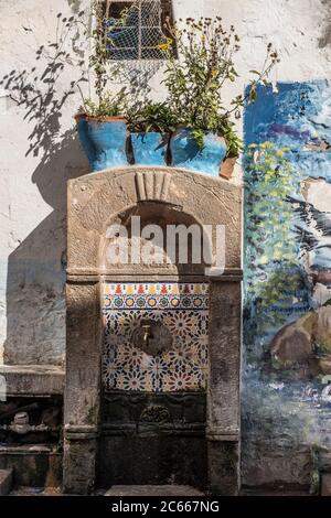 Belle fontaine décorée dans la vieille ville d'Essaouira Banque D'Images