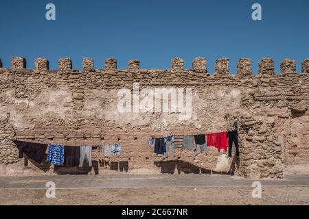 Buanderie sur une corde à linge en face de la muraille de la ville d'Essaouira Banque D'Images