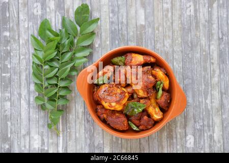 Poulet frit ou poulet frit kabab qui est bien garni de feuilles de curry dans une poêle noire avec fond gris ou des articles du terrorde Banque D'Images