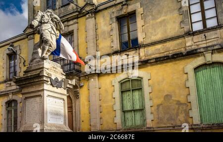 Hôtel de ville et mémorial pour les soldats tombés à Vinassan Banque D'Images