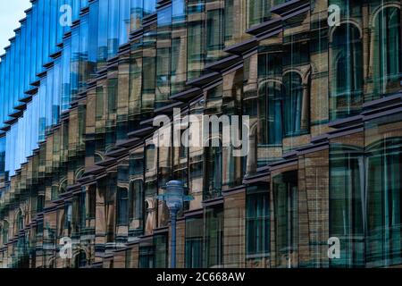 Bâtiment de bureau Chambre des représentants du Bundestag allemand a reflété dans Einstein Center Digital future, au milieu de Berlin, Berlin, Allemagne Banque D'Images