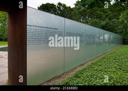 Mémorial aux Sintis et aux Roms d'Europe assassiné pendant le national-socialisme, chantant sur le mémorial par Dani Karavan, Berlin, Allemagne Banque D'Images