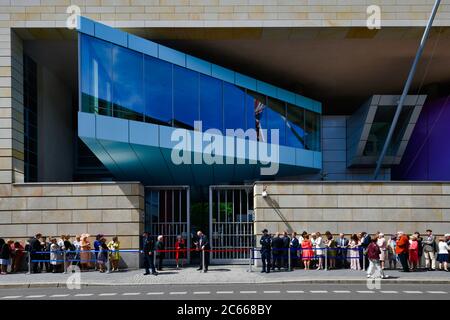 Les invités pour le mariage du prince Harry et de Meghan Markle attendent leur entrée à l'ambassade britannique de Berlin, en Allemagne Banque D'Images