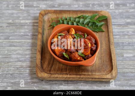 Poulet frit ou poulet frit kabab qui est bien garni de feuilles de curry dans une poêle noire avec fond gris ou des articles du terrorde Banque D'Images