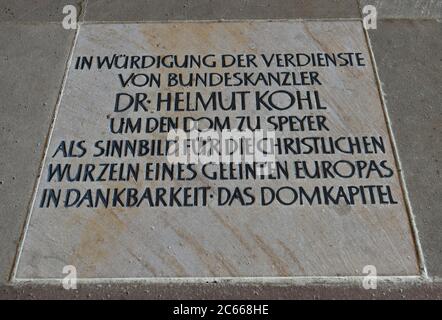 Plaque commémorative en l'honneur du chancelier fédéral, Dr. Helmut Kohl, CDU, Porch Speyer Cathedral, Speyer Cathedral, Imperial Cathedral, site du patrimoine mondial de l'UNESCO, Rhénanie-Palatinat, Allemagne Banque D'Images