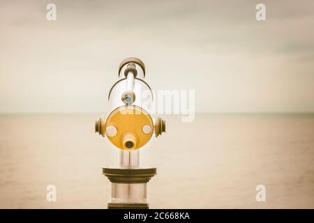 Image rétro d'un spectateur binoculaire de plage en face de la mer du Nord à Scheveningen, pays-Bas Banque D'Images