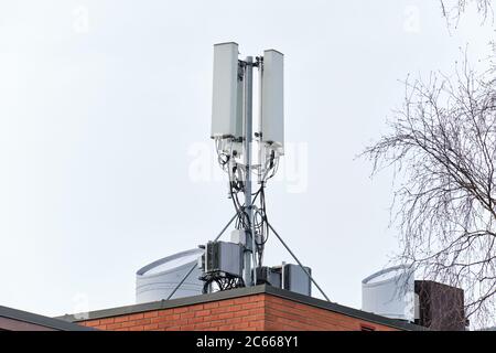 Tour de télécommunication de réseau de téléphonie cellulaire sur le toit du bâtiment. Banque D'Images