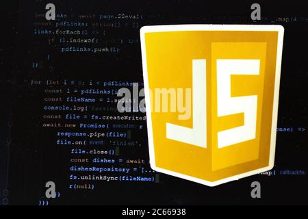 Moscou, Russie - 1 juin 2020: JavaScript JS logo signe avec le code du programme sur fond illustratif Editorial Banque D'Images