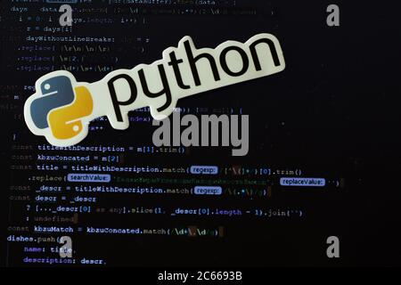 Moscou, Russie - 1er juin 2020 : logo Python avec code de programme en arrière-plan Illustration éditoriale Banque D'Images
