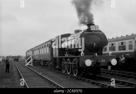 Locomotive à vapeur de l'armée n° 98 'Royal Engineer' à la journée publique du Camp d'armée de long Marston, Warwickshire, Royaume-Uni. 1987. Banque D'Images