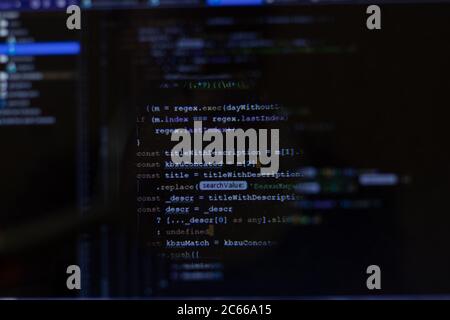 Code de programmation du développeur de logiciel. Script de programme sur écran noir. Mise au point sélective. CONCEPT DE travail INFORMATIQUE Banque D'Images