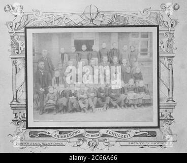 Photo de classe décolorée d'une classe scolaire en 1890, Saxe, Allemagne, ici avec ornement Passespartat, souvenirs de mes journées scolaires / verblichenes Klassenfeiner Schulklasse im Jahre 1890, Sachsen, Deutschland, hier mit Passespartat Verzierung, Erinnerung an meine Schulzeit, Historisch, historique, Digital reproduction améliorée d'un original du 19ème siècle / digitale Reproduktion einer Originalvorlage aus dem 19. Jahrhundert Banque D'Images