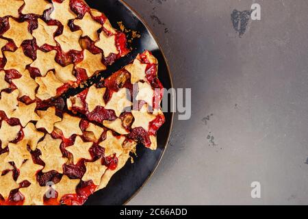 Tarte aux fraises et au rhubarbe décorée d'étoiles sur une table blanche, vue sur le dessus Banque D'Images