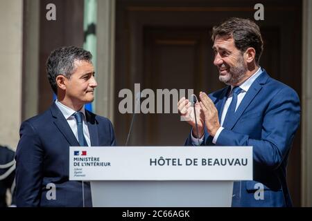 (200707) -- PARIS, le 7 juillet 2020 (Xinhua) -- le nouveau ministre français de l'intérieur, Gerald Darmanin (L), et l'ancien ministre français de l'intérieur, Christophe Castaner, assistent à la cérémonie de passation de pouvoir au ministère de l'intérieur, à Paris, en France, le 7 juillet 2020. Gerald Darmanin, ministre français de l'action publique et des comptes, a été nommé ministre de l'intérieur dans le nouveau gouvernement dirigé par le Premier ministre Jean Castex, a annoncé lundi le palais présidentiel français. Darmanin a remplacé Christophe Castaner, qui avait été critiqué par les manifestants Black Lives Matter à cause de prétendus racisme dans les forces de police et Banque D'Images