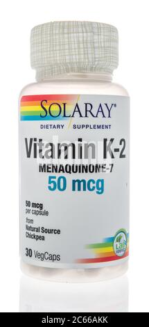 Winneconne, WI - 26 juin 2020 : une bouteille de supplément de vitamine K-2 ménaquinone-7 de Solaray sur un fond isolé Banque D'Images