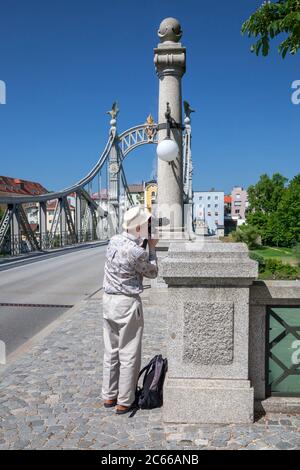 Pont de Salzach et pont de campagne sur le Salzach, vue d'Oberndorf en Autriche à Laufen, Rupertiwinkel, Berchtesgadener Land, haute-Bavière, Bavière, sud de l'Allemagne, Allemagne, Europe Banque D'Images