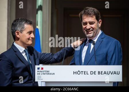 (200707) -- PARIS, le 7 juillet 2020 (Xinhua) -- le nouveau ministre français de l'intérieur, Gerald Darmanin (L), et l'ancien ministre français de l'intérieur, Christophe Castaner, assistent à la cérémonie de passation de pouvoir au ministère de l'intérieur, à Paris, en France, le 7 juillet 2020. Gerald Darmanin, ministre français de l'action publique et des comptes, a été nommé ministre de l'intérieur dans le nouveau gouvernement dirigé par le Premier ministre Jean Castex, a annoncé lundi le palais présidentiel français. Darmanin a remplacé Christophe Castaner, qui avait été critiqué par les manifestants Black Lives Matter à cause de prétendus racisme dans les forces de police et Banque D'Images