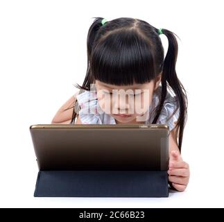 petite fille sommeil à la tablette à l'aspect isolé sur fond blanc Banque D'Images