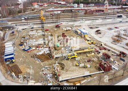 Joensuu, Finlande - 15 avril 2020 : vue aérienne du chantier de construction du garage de stationnement à plusieurs niveaux de la gare. Banque D'Images