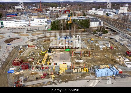 Joensuu, Finlande - 15 avril 2020 : vue aérienne du chantier de construction du garage de stationnement à plusieurs niveaux de la gare. Banque D'Images