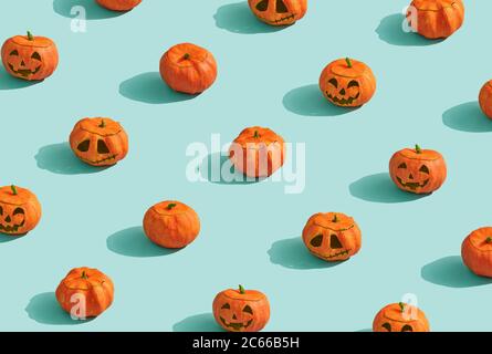 Joyeux halloween ! Lanternes de citrouilles sur fond turquoise. Banque D'Images