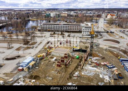 Joensuu, Finlande - 15 avril 2020 : vue aérienne du chantier de construction du garage de stationnement à plusieurs niveaux de la gare. Banque D'Images