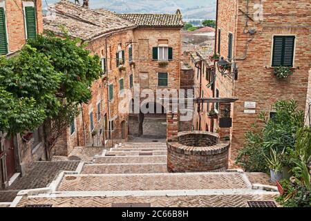 Corinaldo, Ancona, Marche, Italie : le long escalier dans le centre-ville du beau village italien Banque D'Images