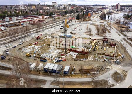 Joensuu, Finlande - 15 avril 2020 : vue aérienne du chantier de construction du garage de stationnement à plusieurs niveaux de la gare. Banque D'Images