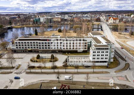 Joensuu, Finlande - 15 avril 2020 : vue aérienne de l'hôtel Sokos Kimmel. Banque D'Images