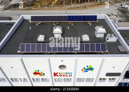 Joensuu, Finlande - 15 avril 2020 : vue aérienne de l'école Karsikko. Panneaux solaires sur le toit de l'école. Banque D'Images