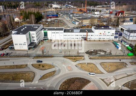 Joensuu, Finlande - 15 avril 2020 : vue aérienne de l'école Karsikko. Banque D'Images