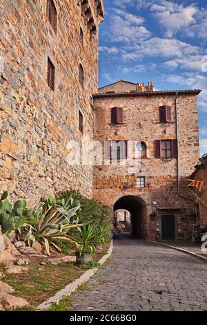 Bolsena, Viterbo, Latium, Italie : allée ancienne qui longe le château et l'entrée du passage inférieur de la vieille ville Banque D'Images