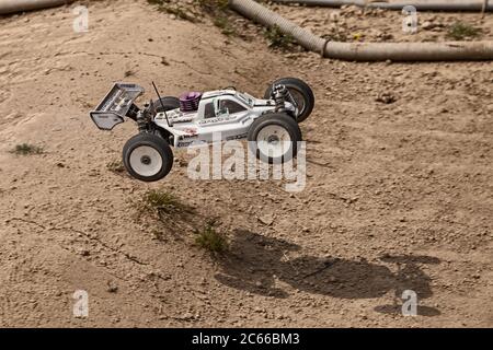 modèle de voiture de buggy radiocommandé, moteur à combustion interne échelle 1/8 tout terrain, dans la piste de terre il Pozzo pendant la course régionale AMSCI, 26 avril 2015 Banque D'Images