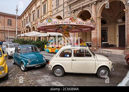 Voitures italiennes vintage Fiat 500 dans le rallye classique de voiture pendant la fête Sagra dei sapori d'autunno. 9 novembre 2014 à Bagnacavallo, RA, Italie Banque D'Images