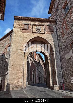 Todi, Pérouse, Ombrie, Italie : l'ancienne porte de la ville Porta Catena à l'entrée de la ville médiévale Banque D'Images