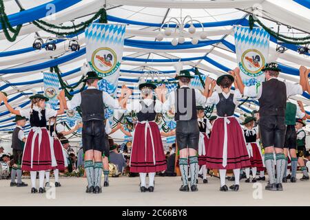 Marquise avec des hommes et des femmes traditionnels à Rosenheim pour le Gauverband I, haute-Bavière, Bavière, Allemagne du Sud, Allemagne, Europe Banque D'Images