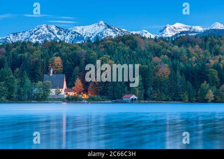 Le Klösterl sur la péninsule de Zwergern sur le lac Walchensee, Kochel am See, haute-Bavière, Bavière, sud de l'Allemagne, Allemagne, Europe Banque D'Images