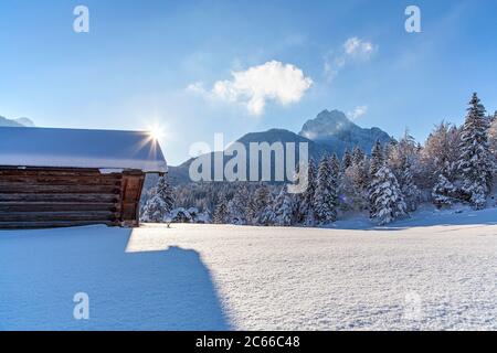 Paysage d'hiver en face des montagnes de Wetterstein, Mittenwald, haute-Bavière, Bavière, sud de l'Allemagne, Allemagne, Europe Banque D'Images