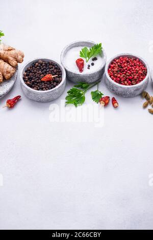 Différentes épices asiatiques dans de petits bols Banque D'Images
