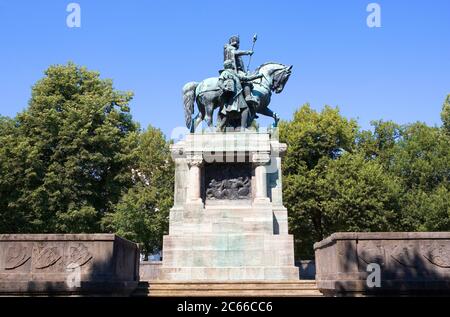 Le monument Kaiser-Ludwig, au centre de la place Kaiser-Ludwig-Platz, nommé d'après le Saint-empereur Louis IV appelé Louis le bavarois, 1284 - 1347, donné par Matthias Pschorr Junior en 1886, Munich, Bavière, Allemagne Banque D'Images