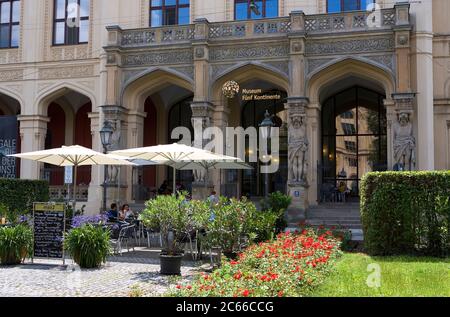 Munich, Musée des cinq continents, ancien musée d'ethnologie bavarois, Maximilianstraße, fondé en 1862 comme premier musée ethnologique, vue extérieure, café Banque D'Images